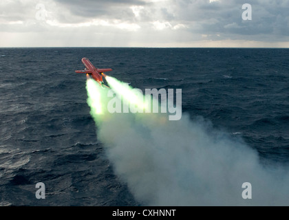 Bqm-74e drone lancia dal ponte di volo dell'Oliver hazard perry-class guidato-missile fregata USS underwood (FFG 36) durante un live-fire drone esercizio. underwood è la partecipazione in unitas atlantic 53-2012, un combinato di America del Sud e Stati Uniti 4a flotta-sponsorizzato esercizio annuale che incorpora i partecipanti provenienti da Brasile, Canada, Colombia, Repubblica Dominicana, Messico, Regno Unito e Stati Uniti. Foto Stock