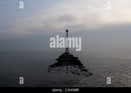 Una marea sulla spiaggia di Irvine in Ayrshire al tramonto con mare calmo a bassa marea. Foto Stock