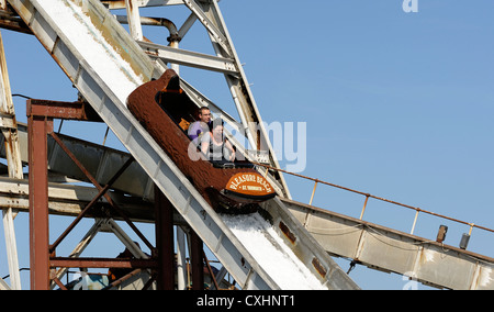 Giovane godendo di un giro sul log flume pleasure beach Great Yarmouth norfolk England Regno Unito Foto Stock