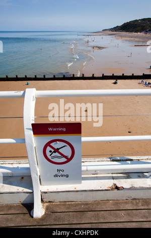 Nessun segno di immersioni sul molo sopra Cromer Beach, Norfolk, Inghilterra Foto Stock