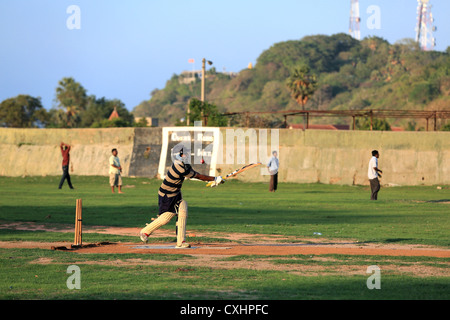 Giovani uomini la riproduzione di un gioco di pratica di cricket di Trincomalee, Sri Lanka. Foto Stock