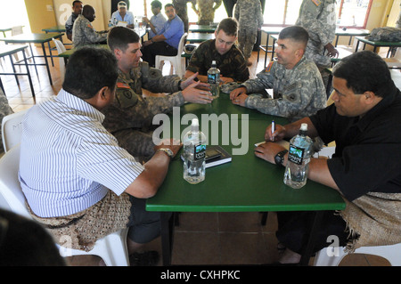 Lt. col. thomas brown e lt. col. thomas barret, l'esercito degli Stati Uniti del Pacifico Comando di emergenza post assistenza umanitaria survey team insieme con una nuova zelanda controparte lo scambio di informazioni e di idee con i membri della tonga national emergency management office a taliai accampamento militare, regno di Tonga, sept. 25, 2012. Essi prendono parte in â€oecoral reefâ€ un multi-emergenza nazionale deployment readiness esercizio per condividere la fornitura di assistenza umanitaria e di soccorso in caso di catastrofe le tecniche e le procedure con i partner del Pacifico da Australia e Nuova Zelanda e Tonga. Foto Stock