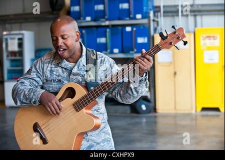 Senior airman henry roberson suona la chitarra durante una U.S. forze aeree fascia centrale 'top volo' prestazioni presso il centro di transito a manas, Kirghizistan, sept. 22, 2012. Questa performance è parte di un 12-day tour a sviluppare amicizie e fornire intrattenimento al servizio dei membri e la Repubblica del Kirghizistan. roberson è distribuito da base comune di San Antonio, Texas e un nativo di Detroit. Foto Stock