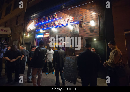 Patroni congregano fuori Kenny's naufraghi su Bleecker Street nel Greenwich Village di New York la sua ultima notte Foto Stock