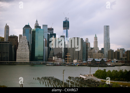 La parte inferiore di Manhattan skyline di New York visto da Brooklyn Heights che mostra il World Trade Center Foto Stock