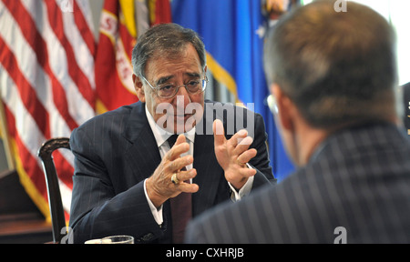 Il segretario della difesa leon e. panetta (sinistra) parla con il ministro canadese della difesa nazionale peter mackay al Pentagono di Arlington, VA., sept. 28, 2012. Foto Stock