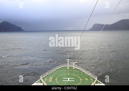 Un cruiseship nei fiordi norvegesi. Foto Stock