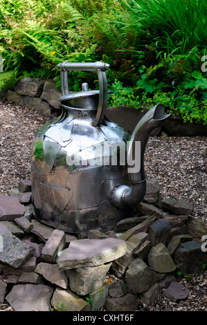 Bollitore artwork lamiera sul fuoco installation art garden design giardinaggio giardino nazionale al centro esposizioni di Wicklow Foto Stock
