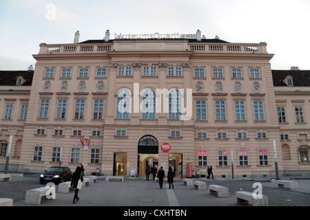 L'ingresso principale per il quartiere dei musei (MuseumsQuartier Wien) di Vienna in Austria. Foto Stock