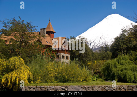 Elk198-3562 Cile, Lago Todos los Santos, hotel con Volcan del vulcano di Osorno Foto Stock