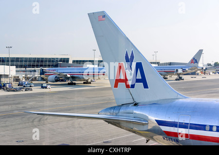 Un American Airlines Boeing 767-300 aeromobili parcheggiati presso la porta all'aeroporto JFK di New York, Stati Uniti d'America Foto Stock