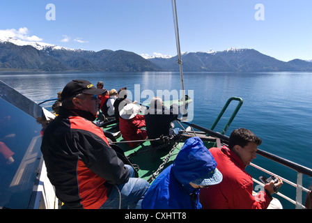 Elk198-3571 Cile, Lago Todos los Santos, traghetto e passeggeri Foto Stock