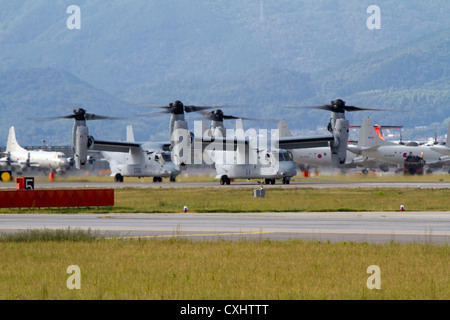 Marine squadrone tiltrotor 265 mv-22b osprey aereo taxi verso il basso di una pista a bordo marine corps air station iwakuni, Giappone, oct. 01, 2012. l'Osprey vola due volte più veloce, porta a quasi tre volte il payload e ha quattro volte la gamma della CH-46e elicottero, migliorando la USA-Giappone security alliance. Foto Stock