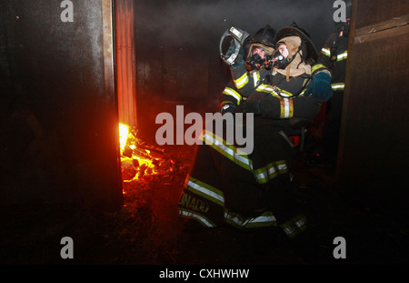 New york - nick beach, un residente di Dresda, Ohio, e un veterano della marina ha ospitato dalla semper fi fondo, riceve una dimostrazione di una fotocamera termica utilizzato dai vigili del fuoco della città di new york che permette loro di individuare gli incendi durante la loro visione è limitata. un gruppo di guerrieri feriti hanno visitato la città di new york fire Accademia situato su randall's island su sept. 29 a partecipare a firefighter eventi formativi proposti dagli fdny e il fdny marine corps association. Foto Stock