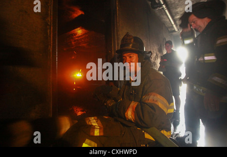 New york - Peter park, un residente di champaigne, ill. e un veterano marini ospitati dalla semper fi fondo, si prepara a estinguere un incendio controllato in costruzione nel corso di un evento di formazione da parte di vigili del fuoco della città di new york. un gruppo di guerrieri feriti hanno visitato la città di new york fire Accademia situato su randall's island su sept. 29. Foto Stock