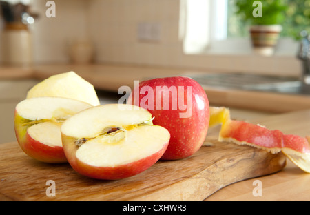 Fette di Apple su un tagliere in cucina. Foto Stock