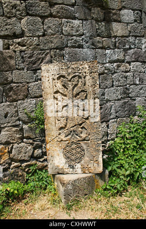 Cross-pietra o khachkar al IX secolo un monastero armeno di Tatev. Foto Stock