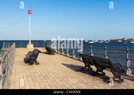 Posti a sedere sul molo a Swanage Inghilterra Dorset Regno Unito Foto Stock