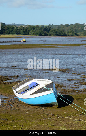Un gommone a bassa marea in carnon river vicino devoran in cornwall, Regno Unito Foto Stock