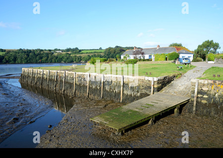 Il molo sul fiume carnon al punto vicino devoran in cornwall, Regno Unito Foto Stock