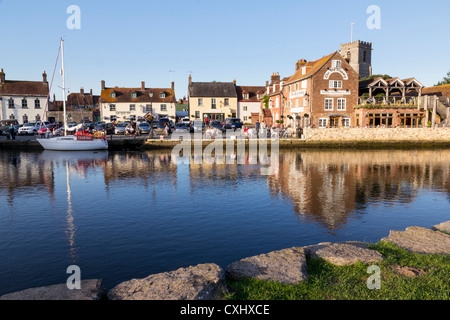 Wareham Dorset Quay Inghilterra sul fiume Frome con il vecchio granaio e la chiesa della Santa Vergine Maria. Foto Stock