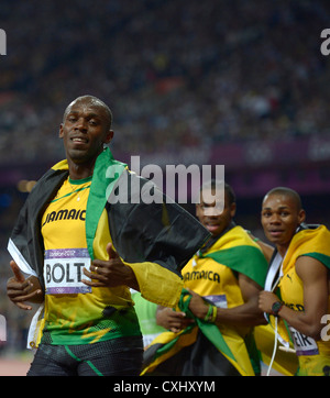 La Giamaica Usain Bolt con la Giamaica nella Yohan Blake (centro) e della Giamaica stramazzo di Warren. Tutti e tre i medalists. Foto Stock