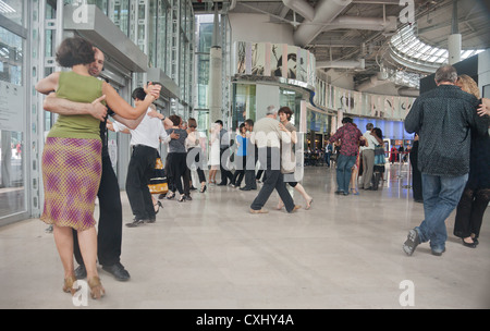 Le persone che partecipano al libero Tango Argentino danza lezioni di ballo nel foyer del Le Dome cinema di La Défense di Parigi, Francia. Foto Stock