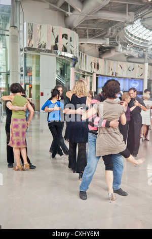 Le persone che partecipano al libero Tango Argentino danza lezioni di ballo nel foyer del Le Dome cinema di La Défense di Parigi, Francia. Foto Stock