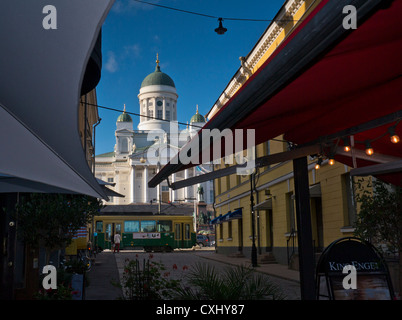 Il punto di riferimento della Cattedrale di Helsinki la Piazza del Senato con la tradizionale tram in primo piano Helsinki Finlandia Foto Stock