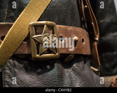 Martello e la falce Chiudi vista su WW2 russo Rosso soldati dell esercito uniforme con falce e martello emblema distintivo sulla fibbia della cintura di sicurezza 1940 Foto Stock