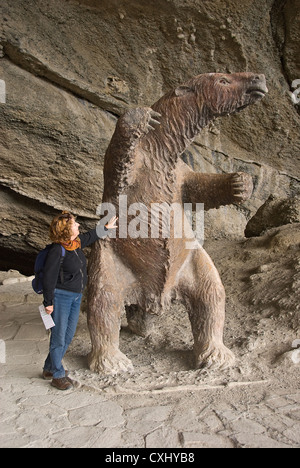 Elk198-4255v Cile, Puerto Natales, Caverna di Milodon con statua di Milodon, modello rilasciato Foto Stock