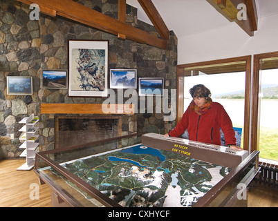 Elk198-4328 Cile, Parco Nazionale Torres del Paine, Rio Serreno Visitor Center, modello rilasciato Foto Stock