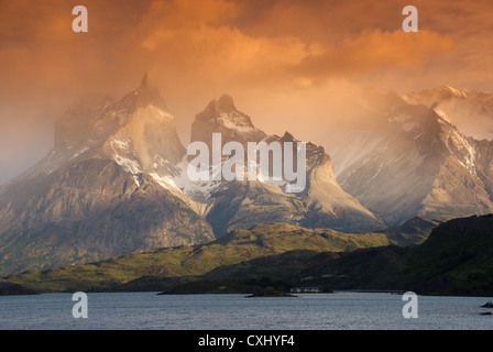 Elk198-4411 Cile, Patagonia, Torres del Paine NP, Cuernos massiccio con Lago Pehoe, sunrise sulle Ande Foto Stock