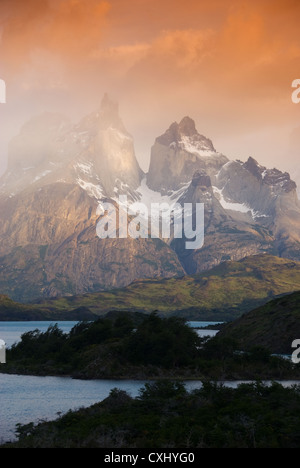 Elk198-4412v Cile, Patagonia, Torres del Paine NP, Cuernos massiccio con Lago Pehoe, sunrise sulle Ande Foto Stock