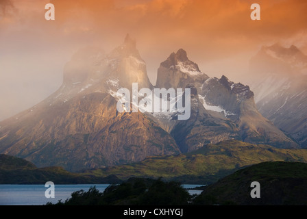 Elk198-4413 Cile, Patagonia, Torres del Paine NP, Cuernos massiccio con Lago Pehoe, sunrise sulle Ande Foto Stock