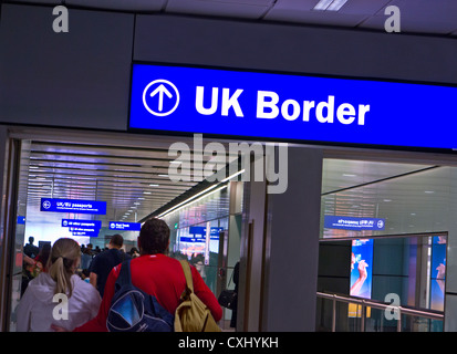 UK Border immigrazione arrivi il controllo di frontiera segno per i passeggeri in arrivo all'aeroporto di Londra Heathrow Terminal 3 LONDON REGNO UNITO Foto Stock