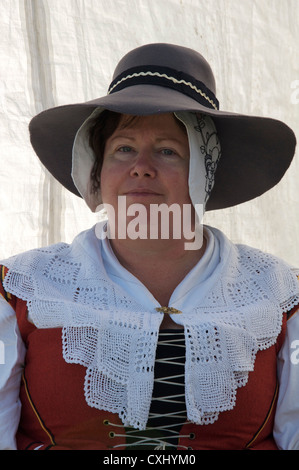 Ritratto di una signora vestita nel XVII secolo la moda, con Lord Hopton il reggimento di Foote, una guerra civile inglese gruppo di rievocazione. Il Dorset, Inghilterra, Regno Unito. Foto Stock