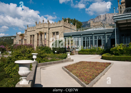 Giardini presso il Palazzo Aloupka, AKA Vorontsov Castello, vicino a Yalta, Ucraina. Foto Stock