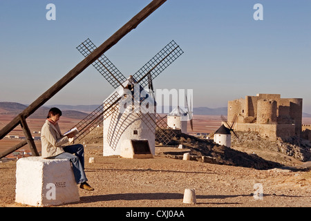 Mulini a vento e il castello di Consuegra Toledo Castilla La Mancha Spagna molinos de viento y castillo en consuegra españa Foto Stock