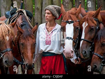 Giovane uomo cosacco tendendo i cavalli cosacchi a Horse Show su Khortitsa isola nei pressi di Zaporozhye, Ucraina. Foto Stock