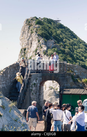 I turisti gente sulla Rocca di Gibilterra. Foto Stock