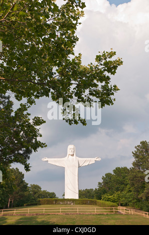 Arkansas, Eureka Springs, Cristo degli Ozarks, completato 1966, sette piani di altezza, i bracci 65ft attraverso. Foto Stock