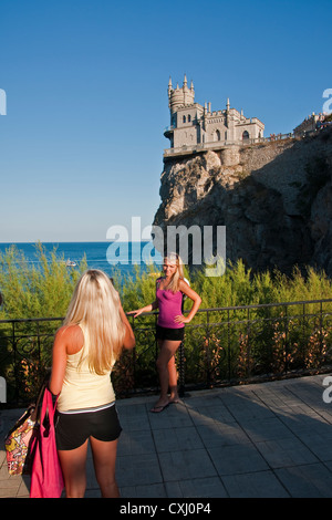 Turisti ucraini fotografie di Swallow's Nest castello affacciato sul Mar Nero nei pressi di Yalta. Foto Stock