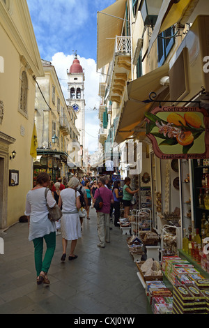 Agiou Spiridonos Street mostra Agios Spyridonas campanile della chiesa, la vecchia città di Corfù, CORFU, CORFU, ISOLE IONIE, Grecia Foto Stock