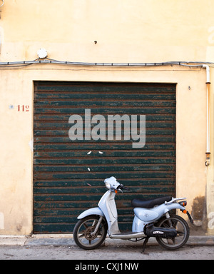 Vecchio scooter da serrande metalliche Foto Stock
