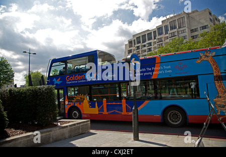 Gita turistica in autobus su Piccadilly vicino parco verde, City of Westminster, Londra, Inghilterra, Regno Unito Foto Stock