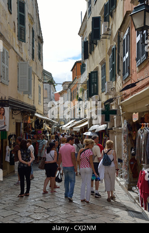 Strada di ciottoli nella vecchia città di Corfù, CORFU, CORFU, ISOLE IONIE, Grecia Foto Stock