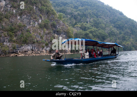 Visite turistiche barca sul lago, Ba essere Parco Nazionale, Vietnam Foto Stock