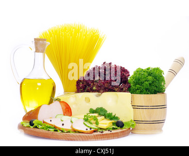 Ingredienti per la pasta isolati su sfondo bianco Foto Stock