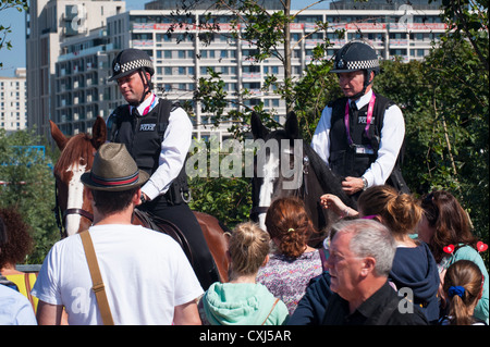 Londra 2012 Paralimpiadi , il parco olimpico di Stratford , montati due poliziotti uomini della polizia poliziotti maschio su cavalli aiutare folla di visitatori Foto Stock